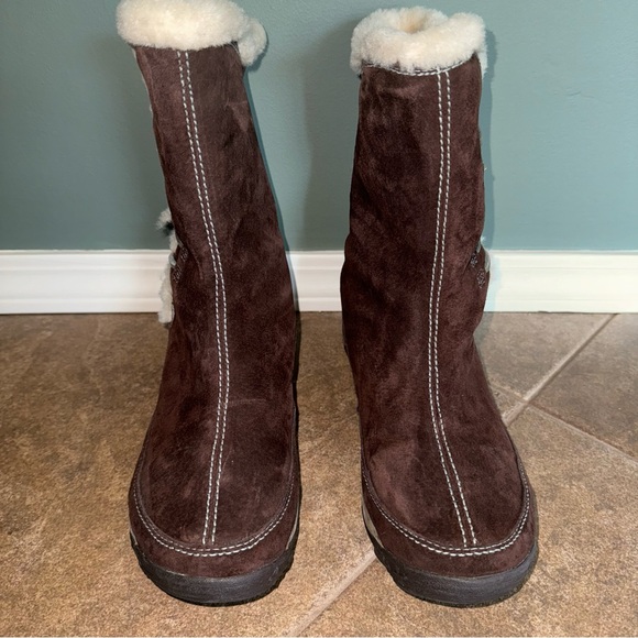 LIKE NEW - Merrell Yarra Snow Boots - Picture 6 of 11